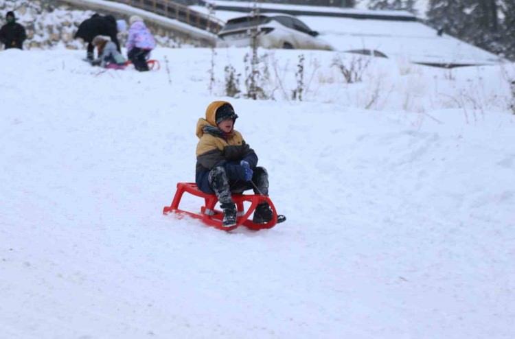 <p><span style="color:rgb(178, 34, 34)">KASTAMONU</span></p>

<p>Kastamonu&rsquo;nun K&uuml;re il&ccedil;esinde kar yağışı sebebiyle eğitime 1 g&uuml;n ara verildi.</p>

<p>Kastamonu&rsquo;nun K&uuml;re il&ccedil;esinde kar yağışı sebebiyle, 29 Aralık Pazartesi g&uuml;n&uuml; eğitime 1 g&uuml;n s&uuml;reyle ara verildiği duyuruldu. Kaymakamlıktan yapılan a&ccedil;ıklamada,&nbsp;<strong>"İl&ccedil;emizde olumsuz hava şartları ve meteorolojik ikaz d&uuml;zeyine bağlı olarak etkisini s&uuml;rd&uuml;rmeye devam eden kar yağışının neden olabileceği olumsuzluklar sebebiyle il&ccedil;emizdeki t&uuml;m okulların 29 Aralık 2025 Pazartesi g&uuml;n&uuml; y&uuml;z y&uuml;ze eğitime ara verilmesine, ayrıca kurum ve kuruluşlarda g&ouml;rev yapan engelli ve hamile personelin 29 Aralık tarihinde 1 g&uuml;n idari izinli sayılmasına karar verilmiştir"</strong>&nbsp;ifadelerine yer verildi.</p>
