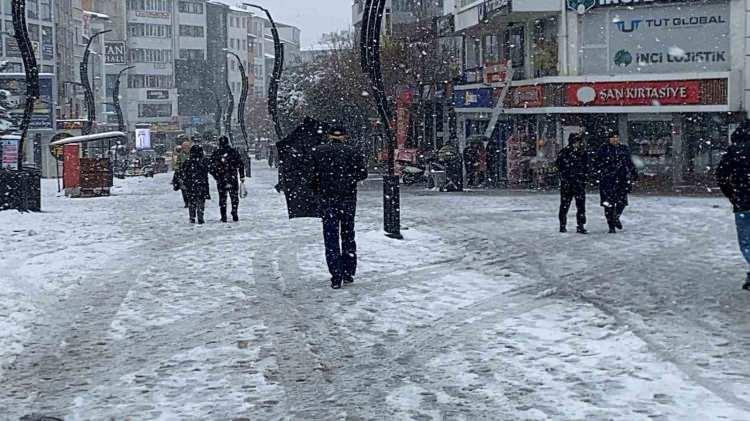 <p><span style="color:rgb(178, 34, 34)">BOLU</span></p>

<p>Bolu&rsquo;da etkili olan yoğun kar yağışı ve buzlanma riski nedeniyle il genelinde eğitim-&ouml;ğretime 29 Aralık Pazartesi g&uuml;n&uuml; 1 g&uuml;n s&uuml;reyle ara verildi.</p>

<p>Bolu&rsquo;da 2 g&uuml;nd&uuml;r devam eden yoğun kar yağışı hayatı olumsuz etkiledi. Yağışla birlikte kent merkezi ve y&uuml;ksek kesimler beyaz &ouml;rt&uuml;yle kaplanırken, ulaşımda aksamalar yaşanmaması i&ccedil;in karayolları ve belediye ekipleri &ccedil;alışma başlattı. Kent merkezinde kar kalınlığı 20 santimetreyi ge&ccedil;ti. Yağışın devam ettiği Bolu&rsquo;da eğitime 1 g&uuml;n ara verildi.<br />
Bolu Valiliğinden yapılan a&ccedil;ıklamada, "İlimiz genelinde etkisini s&uuml;rd&uuml;ren yoğun kar yağışı, buzlanma ve olumsuz hava koşulları nedeniyle 29 Aralık 2025 Pazartesi g&uuml;n&uuml; resmi ve &ouml;zel t&uuml;m eğitim kurumlarımızda (rehabilitasyon merkezleri, motorlu taşıt s&uuml;r&uuml;c&uuml; kursları ve Kur'an kursları d&acirc;hil) eğitim-&ouml;ğretime 1 g&uuml;n ara verilmiştir. Kamu kurumlarımızda g&ouml;revli hamile ve engelli personel ile &ccedil;ocuğu kreş, anaokulu ve &ouml;zel eğitim kurumlarına devam eden&nbsp;<a href="https://www.yasemin.com/" target="_blank">kadın</a>&nbsp;personel aynı g&uuml;n idari izinli sayılacaktır. Ancak sağlık, g&uuml;venlik ve 24 saat esasına g&ouml;re hizmet veren birimlerde &ccedil;alışan personelin durumu, hizmetin gereği olarak ilgili birim amirleri tarafından değerlendirilecektir" denildi.</p>
