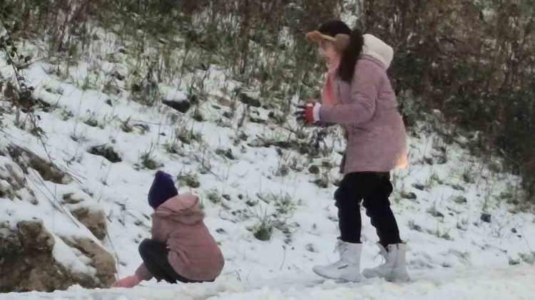 <p><strong><span style="color:#B22222">BARTIN</span></strong></p>

<p>Bartın'da etkili olan yoğun kar yağışı ve buzlanma riski nedeniyle il genelinde eğitim-&ouml;ğretime yarın, 1 g&uuml;n s&uuml;reyle ara verildi.</p>

<p>Bartın Valiliği&rsquo;nden yapılan yazılı a&ccedil;ıklamada, "İlimiz genelinde etkisini s&uuml;rd&uuml;ren yoğun kar yağışı, buzlanma ve olumsuz hava koşulları nedeniyle 29 Aralık 2025 Pazartesi g&uuml;n&uuml; resm&icirc; ve &ouml;zel t&uuml;m eğitim kurumlarımızda (rehabilitasyon merkezleri, motorlu taşıt s&uuml;r&uuml;c&uuml; kursları ve Kur'an kursları d&acirc;hil) eğitim-&ouml;ğretime 1 (bir) g&uuml;n ara verilmiştir. Kamu kurumlarımızda g&ouml;revli hamile ve engelli personel ile &ccedil;ocuğu kreş, anaokulu ve &ouml;zel eğitim kurumlarına devam eden kadın personel aynı g&uuml;n idari izinli sayılacaktır. Ancak sağlık, g&uuml;venlik ve 24 saat esasına g&ouml;re hizmet veren birimlerde &ccedil;alışan personelin durumu, hizmetin gereği olarak ilgili birim amirleri tarafından değerlendirilecektir. Kamuoyuna &ouml;nemle duyurulur" ifadelerine yer verildi.</p>
