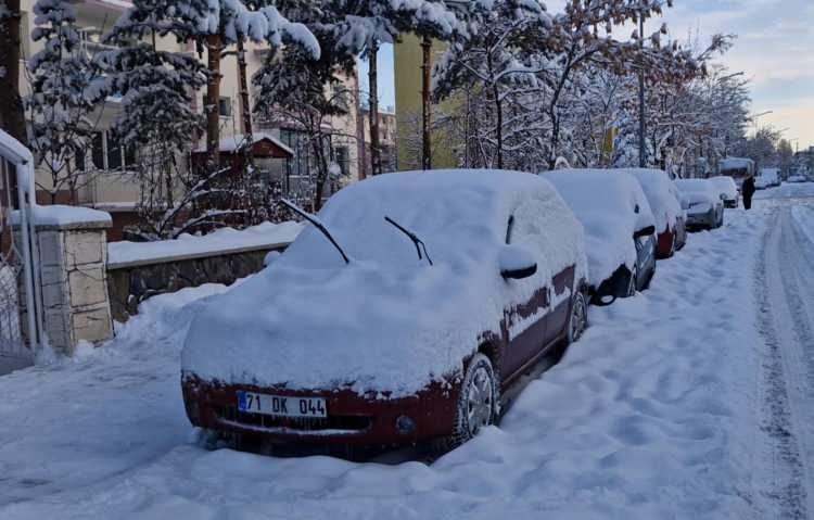 <p><strong><span style="color:#B22222">MUŞ</span></strong></p>

<p>Muş Valiliği, hava şartlarının olumsuzluğu sebebiyle okulların 29 Aralık Pazartesi g&uuml;n&uuml; tatil edildiğini a&ccedil;ıkladı. Valilik tarafından yapılan yazılı a&ccedil;ıklamada; &ldquo;Son meteorolojik değerlendirmelere g&ouml;re; ilimiz genelinde &ouml;nceki g&uuml;n başlayan yoğun kar yağışı ile birlikte buzlanma riskinin etkisini s&uuml;rd&uuml;rmesi ve elverişsiz hava koşullarının yarın da devam etmesinin tahmin edildiğinden dolayı 29 Aralık Pazartesi g&uuml;n&uuml; ilimiz genelinde resmi ve &ouml;zel t&uuml;m &ouml;rg&uuml;n ve yaygın eğitim kurumlarında (&uuml;niversiteler hari&ccedil;) eğitim &ouml;ğretime bir g&uuml;n s&uuml;reyle ara verilmiştir&rdquo; denildi.</p>

<p>Valilik a&ccedil;ıklamasında ayrıca; kamu kurumlarında &ccedil;alışan hamile, engelli ve ağır kronik hastalığı olan personel ile &ccedil;ocuğu anaokulu ve kreşlere devam eden kadın personelin de bir g&uuml;n idari izinli sayılacağı duyuruldu.</p>
