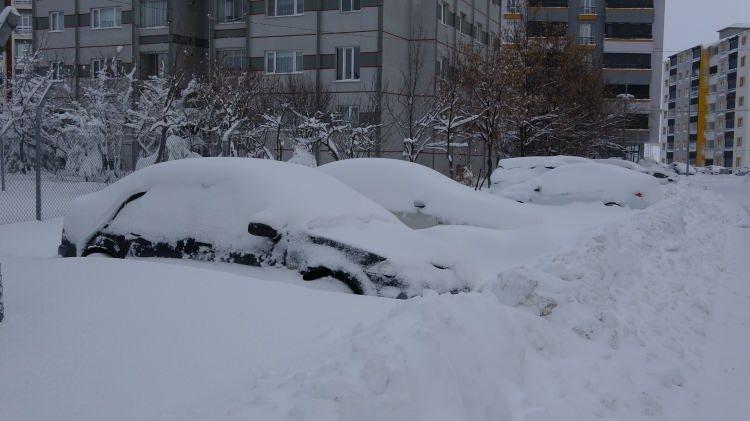 <p><strong><span style="color:#B22222">BİTLİS</span></strong></p>

<p>Bitlis Valiliğinden yapılan a&ccedil;ıklamada, Meteoroloji Genel M&uuml;d&uuml;rl&uuml;ğ&uuml;&rsquo;nden alınan son değerlendirmelere g&ouml;re, Bitlis il genelinde yer yer yoğun ve kuvvetli kar yağışının beklendiği belirtildi. A&ccedil;ıklamada, "&Ouml;ğrenci ve vatandaşlarımızın g&uuml;venliği g&ouml;z &ouml;n&uuml;nde bulundurularak 29 Aralık 2025 Pazartesi g&uuml;n&uuml; Bitlis il genelinde t&uuml;m okullar, &ouml;zel eğitim kurumları, kreşler, Kur&rsquo;an kursları ve rehabilitasyon merkezlerinde eğitim-&ouml;ğretime bir g&uuml;n s&uuml;re ile ara verilmiştir. Ayrıca, kamu kurum ve kuruluşlarında g&ouml;rev yapan 0-6 yaş arası &ccedil;ocuğu bulunan anneler, hamile ve engelli &ccedil;alışanlarımız ile kronik rahatsızlığı olan personellerimiz de idari izinli sayılacaktır. Verilen hizmetin niteliği gereği 24 saat esasına g&ouml;re &ccedil;alışan kurumlarımızda hizmetlerin aksamaması i&ccedil;in birim amirlerince gerekli tedbirler alınacaktır" denildi.</p>
