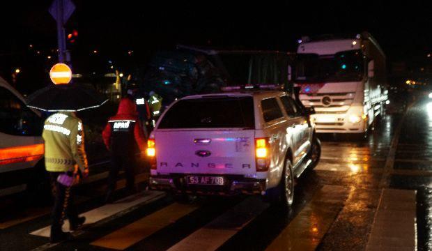 <p>Rize'den Artvin istikametine giden Azerbaycan uyruklu Z.E. idaresindeki yapı malzemesi y&uuml;kl&uuml; 99 FT 421 plakalı tır, yağış sebebiyle kayganlaşan yolda kontrolden &ccedil;ıkarak sinyalizasyon ışıklarında duran 77 JR 595 plakalı tıra &ccedil;arptıktan sonra yol kenarındaki kaldırıma &ccedil;ıktı.&nbsp;</p>

<p>&nbsp;</p>
