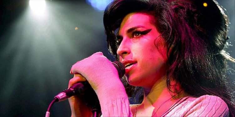 <p><strong><span style="color:#B22222">AMY WİNEHOUSE </span>|&nbsp; ŞARKICI - 2011</strong></p>

<p>&nbsp;</p>

<p>İngiliz şarkıcı, etkileyici ve duygusal tarzıyla &uuml;n kazandı. 2008'de, ironik bir şekilde "Rehab" (Rehabilitasyon) adını taşıyan şarkısıyla Yılın Şarkısı &ouml;d&uuml;l&uuml; de dahil olmak &uuml;zere, tek bir gecede beş Grammy &ouml;d&uuml;l&uuml; kazandı. Kısa yaşamı boyunca madde bağımlılığı ve bağımlılıkla m&uuml;cadele etti ve 27 yaşında alkol zehirlenmesinden &ouml;ld&uuml;.</p>
