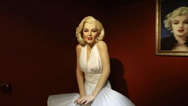 <p><strong><span style="color:#B22222">MARİLYN MONROE</span>&nbsp; |&nbsp; OYUNCU MODEL - 1962</strong></p>

<p>&nbsp;</p>

<p>Hayatı 36 yaşında barbit&uuml;rat doz aşımından sona erdi ve intihar olarak değerlendirildi.</p>
