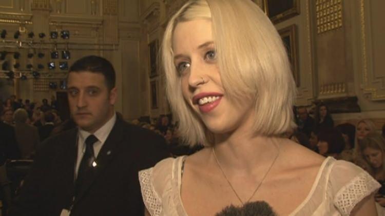 <p><strong><span style="color:#B22222">PEACHES GELDOF</span>&nbsp; |&nbsp; K&Ouml;ŞE YAZARI&nbsp; -&nbsp; 2014 İngiltere</strong></p>

<p>&nbsp;</p>

<p>Eroin doz aşımı, Yasadışı uyuşturucu</p>
