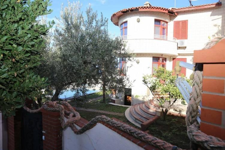 <p><strong>Her bir detayıyla hayranlık uyandıran k&ouml;şk&uuml;n satış bedeli ise dudak u&ccedil;uklattı.&nbsp;</strong></p>
