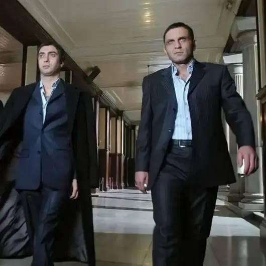 <p>54. YAŞINI KUTLADI</p>

<p>T&uuml;rk televizyon tarihine damga vuran Kurtlar Vadisi dizisinin Alemdar&rdquo;ı, 54&rsquo;&uuml;nc&uuml; yaş g&uuml;n&uuml;nde s&uuml;rpriz bir paylaşım yaptı.</p>
