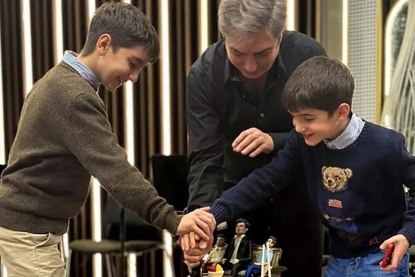 <p>&Uuml;nl&uuml; oyuncunun paylaşımında, Nagehan Kaşık&ccedil;ı ile evliliğinden d&uuml;nyaya gelen Ali Nadir ve Yusuf Emir adlı iki oğlunun ge&ccedil;en zamandaki değişimi g&ouml;ze &ccedil;arptı.</p>
