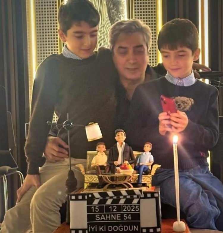 <p>&Ouml;zel hayatını g&ouml;zlerden uzak yaşayan oyuncu, yıllar sonra iki oğluyla birlikte &ccedil;ekilmiş fotoğraflarını sosyal medya hesabından takip&ccedil;ileriyle paylaştı.</p>

<p>&nbsp;</p>
