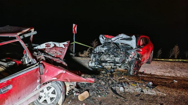 <p>Manisa&rsquo;nın Demirci il&ccedil;esinde iki otomobilin &ccedil;arpışması sonucu meydana gelen trafik kazasında aynı aileden 3 kişi hayatını kaybederken, 1 kişi yaralandı.</p>
