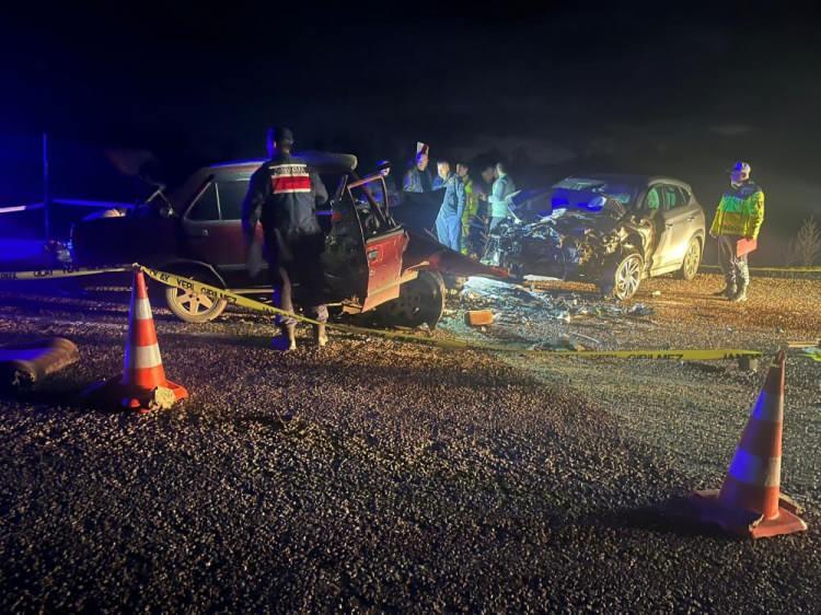 <p>Kaza, Demirci-Selendi kara yolunda meydana geldi. Edinilen bilgiye g&ouml;re, Soner Kapucu y&ouml;netimindeki 64 AU 105 plakalı otomobil ile karşı y&ouml;nden gelen Mustafa D.'nin kullandığı 06 EUV 371 plakalı otomobil &ccedil;arpıştı.&nbsp;</p>
