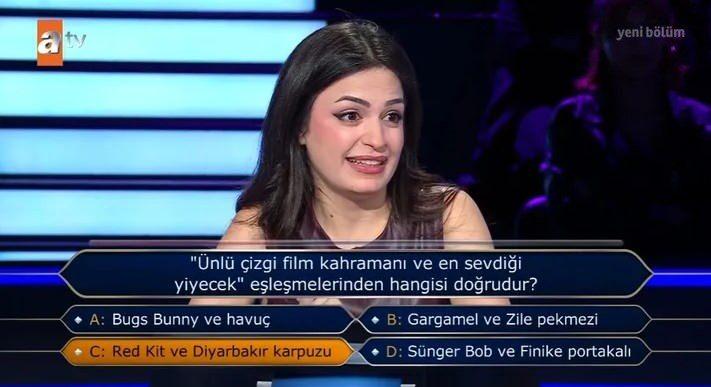 <p><strong>"A-) Bugs Bunny ve havu&ccedil;", "B-) Gargamel ve Zile pekmezi", "C-) Red Kit ve Diyarbakır karpuzu" ve "D-) S&uuml;nger Bob ve Finike portakalı" se&ccedil;enekleri arasında kararsız kalan yarışmacı, s&uuml;reyi de g&ouml;z &ouml;n&uuml;nde bulundurarak teredd&uuml;t etmeden "C" se&ccedil;eneğinde karar kıldı.</strong></p>

