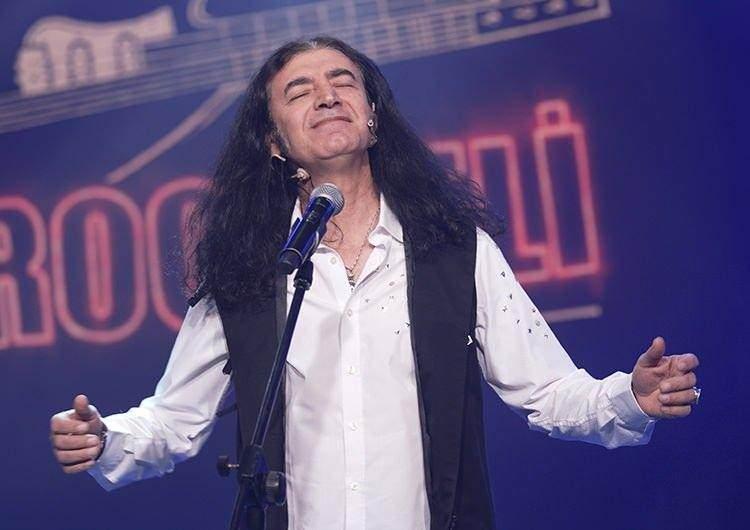 <p><strong>&Uuml;nl&uuml; sanat&ccedil;ı, ge&ccedil;tiğimiz g&uuml;nlerde A Para'da Sinan &Ouml;zedincik ile Merve Yurtyapan'ın sunumuyla ekrana gelen 'Biz Bize' programına konuk oldu.</strong></p>
