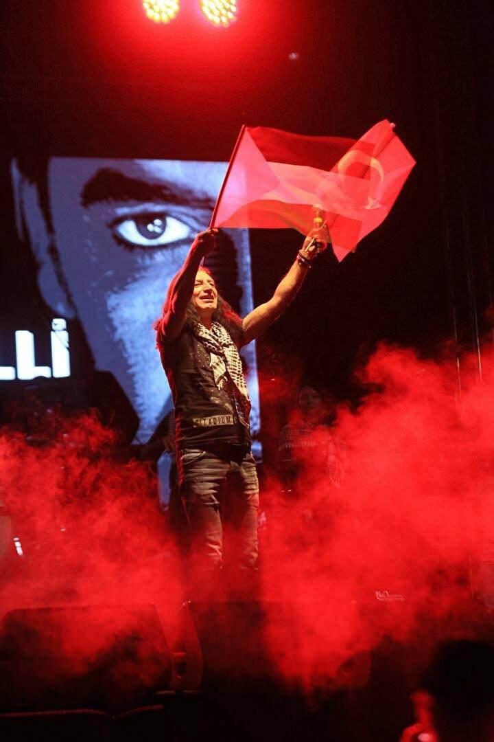 <p><strong>&Ccedil;ok sevildi ama keşke bu şarkıyı yapmama gerek kalmasaydı. Katleden devlet olmaz, vicdanı olan herkesin benim gibi d&uuml;ş&uuml;neceğini sanıyordum &ouml;yle olmuyormuş. Bizim sanat d&uuml;nyamız insani sorumluluklarını hatırlamakta &ccedil;ok ge&ccedil; kaldı. Zaman i&ccedil;inde &ouml;ğrendik ki bunlar da bağımlıymış meğerse. &Ouml;zg&uuml;rl&uuml;ğ&uuml;n tadını &ccedil;ıkarmak kadar g&uuml;zel bir şey yokmuş. Ger&ccedil;ek &ouml;zg&uuml;rl&uuml;ğ&uuml;n tadına vardım. Dedim ki Murat avazın &ccedil;ıktığı kadar bağır.</strong></p>
