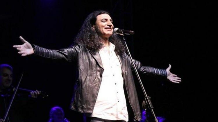 <p><strong>Bir d&ouml;nem fırtına gibi esen "Bu Akşam &Ouml;l&uuml;r&uuml;m" şarkısıyla hafızalara kazınan &uuml;nl&uuml; sanat&ccedil;ı Murat Kekilli, 30 yıllık meslek hayatındaki başarısının yanı sıra yardımsever kişiliği ve toplumsal konulardaki hassas yaklaşımıyla sık sık g&uuml;ndeme geliyor.</strong></p>
