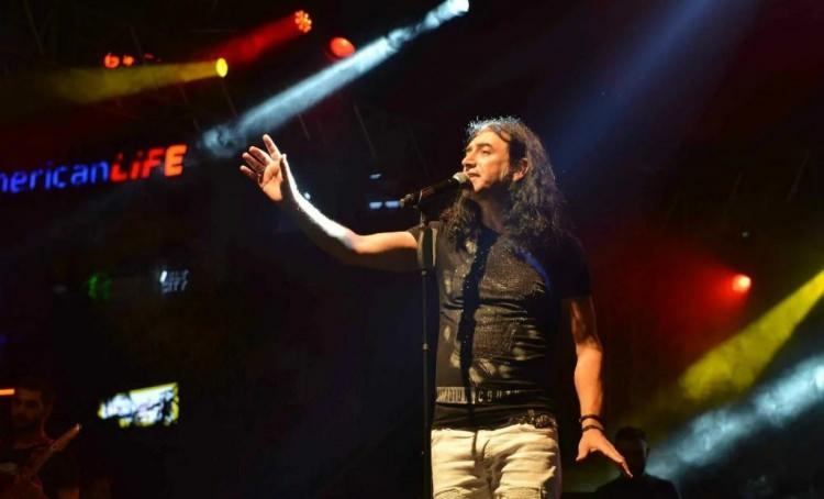 <p><span style="color:#FF0000"><strong>"GAZZE'YE DUYARLI OLMAK İ&Ccedil;İN M&Uuml;SL&Uuml;MAN OLMAYA GEREK YOK"</strong></span></p>

<p><strong>"Hayranı olduğum Roger Waters'ın konserini iptal etmesi &ccedil;ok etkilemişti beni." diyerek s&ouml;zlerini s&uuml;rd&uuml;ren Kekilli, "Bizim silahımız bu, elimde gitarım var başka silahım yok. Tepkimi b&ouml;yle g&ouml;steriyorum. M&uuml;zik bir dildir, d&uuml;nyanın &ouml;b&uuml;r ucunda bir g&ouml;n&uuml;l bulur girer.<br />
Gazze'ye duyarlı olmak i&ccedil;in M&uuml;sl&uuml;man olmaya gerek yok. Dinin, dilin ne olduğunun &ouml;nemi yok. İsrail'in kendi i&ccedil;indeki bazı kişiler bile "Bu katliama dur" diyor. Bu insani duruştur." şeklinde konuştu.</strong></p>
