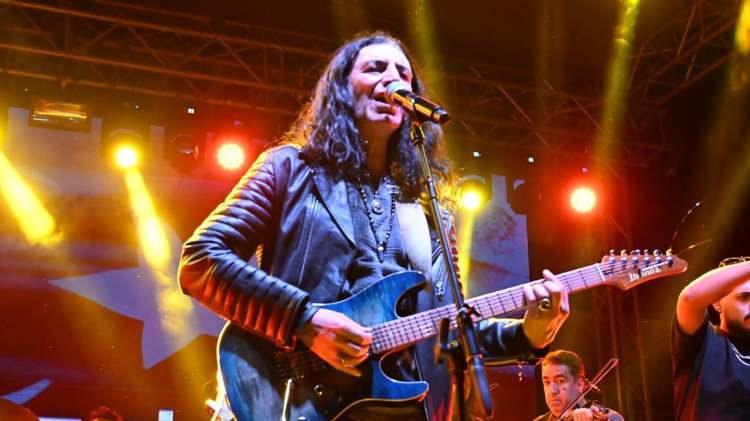 <p><span style="color:#FF0000"><strong>"İSRAİL'DEN &Ccedil;OK KONSER TEKLİFİ ALDIM"</strong></span></p>

<p><strong>Daha &ouml;nce İsrail'den konser teklifi aldığını belirten Kekilli, "İsrail'den &ccedil;ok konser teklifi almıştım. Moskova'dan 2016'da konser teklifi aldım. Meğer İsrailli bir ailenin d&uuml;ğ&uuml;n&uuml;ym&uuml;ş. &Uuml;cretimin 3 katını teklif ettiler, trilyonlar da verseniz gelemem dedim.&nbsp;</strong></p>
