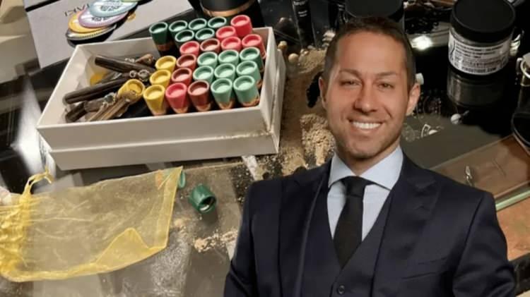 <p>İstanbul Cumhuriyet Başsavcılığı tarafından y&uuml;r&uuml;t&uuml;len soruşturmada <strong>M&uuml;nevver Karabulut'u katleden Cem Gariopluğu'nun kuzeni Kasım Garipoğlu </strong>hakkında yakalama kararı &ccedil;ıkarılmıştı.</p>
