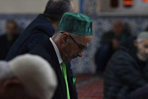 <p><span style="color:#B22222"><strong>Sakarya ve &ccedil;evre illerde Regaip Kandili idrak edildi</strong></span></p>

<p>Sakarya, Karab&uuml;k, Kocaeli ve D&uuml;zce'de Regaip Kandili dolayısıyla programlar d&uuml;zenlendi.</p>

<p>İl M&uuml;ft&uuml;l&uuml;ğ&uuml;nce kentteki camilerde d&uuml;zenlenen programlarla kandil idrak edildi.</p>

<p>Serdivan il&ccedil;esindeki Sapak Camisi'nde akşam namazının ardından cemaatin katılımıyla icra edilen programda, mevlit, ilahi ve Kur'an-ı Kerim okundu.</p>

<p>Namaz kılınmasının ardından dua edildi, cami &ccedil;ıkışında lokum dağıtıldı.</p>

<p>&nbsp;</p>
