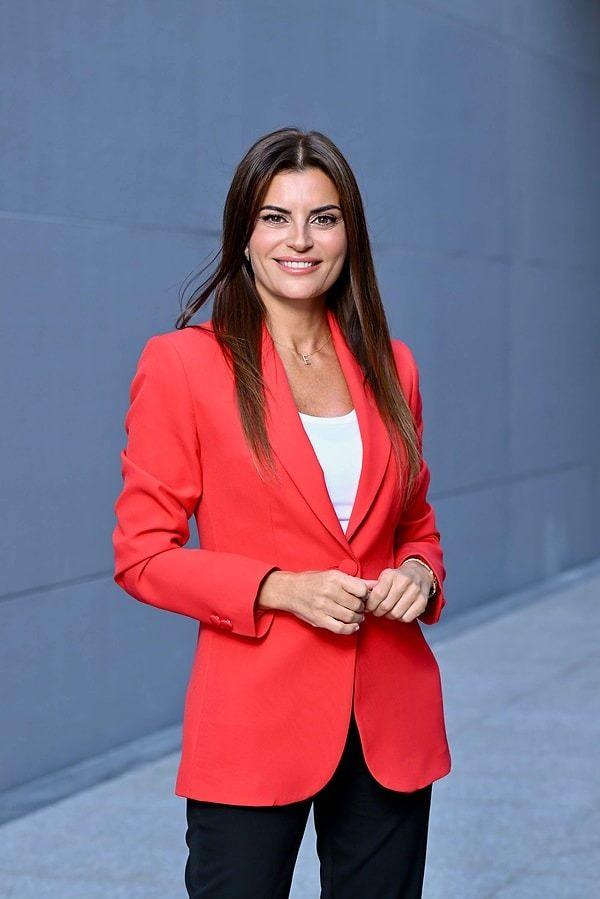 <p><span style="color:#FF0000"><strong>"RİSK TAŞIDIĞI İ&Ccedil;İN AMELİYATIM ERTELENDİ"</strong></span></p>

<p><strong>&Uuml;nl&uuml; isim, operasyonun ertelenme sebebini ise şu s&ouml;zlerle a&ccedil;ıkladı:</strong></p>

<p><strong>"Ben normalde cuma g&uuml;n&uuml;, rektum kanserindeki t&uuml;m&ouml;r&uuml;n alınmasıyla ilgili robotik cerrahi bir operasyon ge&ccedil;irecektim. Ancak &uuml;ş&uuml;tm&uuml;ş&uuml;m; boğazım enfeksiyonlu, burnum biraz tıkalı. Bug&uuml;n kulak burun boğaz doktoruna ve anestezi ekibine g&ouml;r&uuml;nd&uuml;m, kan tahlili yapıldı ve maalesef boğazımdaki enfeksiyon nedeniyle antibiyotiğe başladım. Risk taşıdığı i&ccedil;in ameliyat bir hafta ertelendi.''</strong></p>
