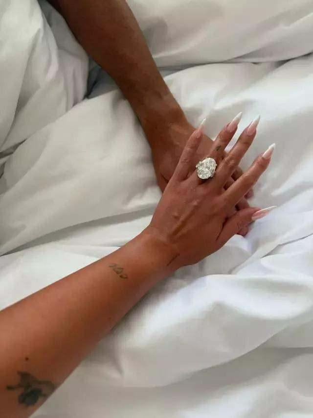 <p><strong>Bununla yetinmeyen Ronaldo, Rodriguez'i şımartmak i&ccedil;in bir kez daha kesenin ağzını a&ccedil;tı.&nbsp;</strong></p>
