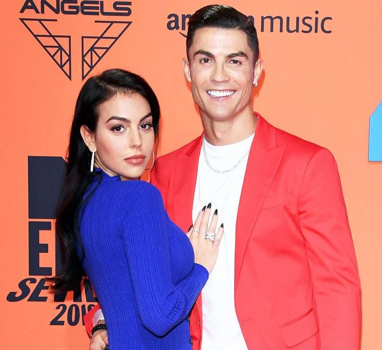 <p><span style="color:#FF0000"><strong>HER BİRİ 3,5 MİLYON STERLİN!</strong></span></p>

<p><strong>Yaklaşık 16 mil a&ccedil;ıkta bulunan adadan satın alınan villaların her birinin değerinin 3,5 milyon sterlin civarında olduğu &ouml;ğrenilirken m&uuml;lklerden birinin &uuml;&ccedil; yatak odalı ve aile yaşamına uygun şekilde planlandığı, diğerinin ise iki yatak odalı olduğu bilgisine ulaşıldı.</strong></p>
