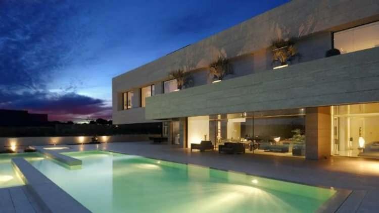 <p><span style="color:#B22222"><strong>MALİKANE&nbsp;</strong></span></p>

<p>&nbsp;</p>

<p><span style="color:#B22222"><strong>6 MİLYON DOLAR&nbsp;</strong></span></p>
