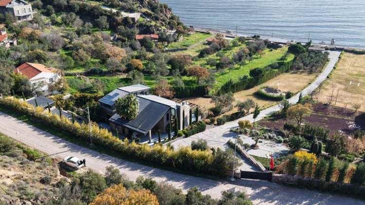 <p><span style="color:#B22222"><strong>VİLLA HAVADAN G&Ouml;R&Uuml;NT&Uuml;LENDİ</strong></span></p>

<p>&Ouml;te yandan Sadettin Saran'ın Kuruoba k&ouml;y&uuml;ndeki villası, drone ile havadan g&ouml;r&uuml;nt&uuml;lendi.</p>
