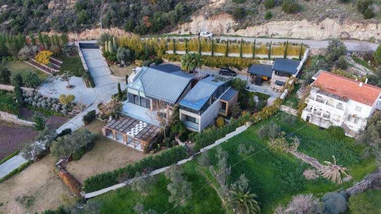 <p><span style="color:#B22222"><strong>&Ccedil;ANAKKALE&rsquo;DE ESRAR DEĞERİ POZİTİF &Ccedil;IKTI</strong></span></p>

<p>&Ccedil;anakkale&rsquo;de yapılan aramada, ikametin veranda b&ouml;l&uuml;m&uuml;nde bulunan ş&ouml;minenin sol kısmında, i&ccedil;erisinde yeşil renkli bitki par&ccedil;ası kalıntıları bulunan buruşturulmuş halde bir adet al&uuml;minyum folyo ele ge&ccedil;irildi.</p>

<p>Narkotik test kitiyle yapılan incelemede, s&ouml;z konusu buluntuda THC (esrar) değerinin pozitif sonu&ccedil; verdiği bildirildi.</p>
