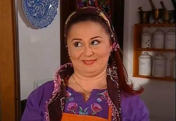 <p><strong>Selena dizisinde oynadığı 'M&uuml;stesna' rol&uuml;n&uuml;n hala daha b&uuml;y&uuml;k bir ilgiyle karşılandığını s&ouml;yleyen Şenol, "Dizinin ger&ccedil;ek d&uuml;nyadaki iyi karakteri bendim. Ben de herkes gibi &ccedil;ok seviyorum. Her ne kadar artık biraz abartıldı diye d&uuml;ş&uuml;n&uuml;yorsam da 20 sene oldu neredeyse&hellip; Ama ben bu kadar etkili olduğunu 3-4 sene &ouml;nce bir &uuml;niversitenin konuşmacısı olarak gittiğimde algıladım.&nbsp;</strong></p>
