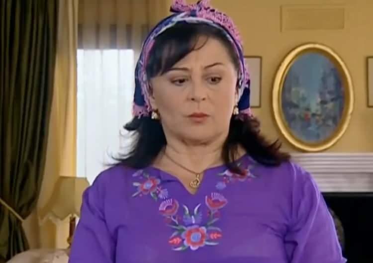 <p><strong>&Ccedil;ocuklar b&ouml;yle bir peri neyse o g&ouml;zle bakıyorlar. Bir tık reddetmeye &ccedil;alışıyordum o kimliği. "Yok" dedim, ben bu kadar b&uuml;y&uuml;k bir kitleye ihanet etme hakkını kendimde g&ouml;rm&uuml;yorum. Ondan sonra daha sevgiyle kabullendim M&uuml;stesna'yı." diye konuştu.</strong></p>
