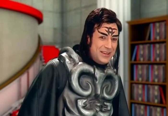 <p><span style="color:#FF0000"><strong>"SİNAN &Ccedil;ALIŞKANOĞLU İLE ARAM CİDDİ BOZULDU"</strong></span></p>

<p><strong>Set ortamı hakkında dikkat &ccedil;eken yorumlarda bulunan &uuml;nl&uuml; oyuncu, "Keyifli bir set miydi?" sorusuna verdiği yanıtla g&uuml;ndem oldu. "İlk iki sene keyifliydi&hellip;" diyen Şenol, ş&ouml;yle konuştu:</strong></p>

<p><strong>"Ben &ouml;zel hayatımda &ccedil;ok şamatacıyımdır, &ccedil;ok eğlenirim falan ama iş &uuml;st&uuml;ndeyken &ccedil;ok ciddiyimdir. İş ciddiyetini bozan bir oyuncu vardı. Onunla benim aram ciddi olarak bozuldu. Sonra zaten onunla bana ortak sahne yazmamaya başladılar falan."</strong></p>
