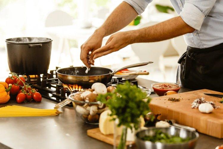 <p>2025 yılını geride bırakırken, her yıl olduğu gibi bu sene de <strong>sosyal medyada birbirinden lezzetli tarifler trend oldu</strong> <strong>ve denenme rekorları kırdı.</strong></p>
