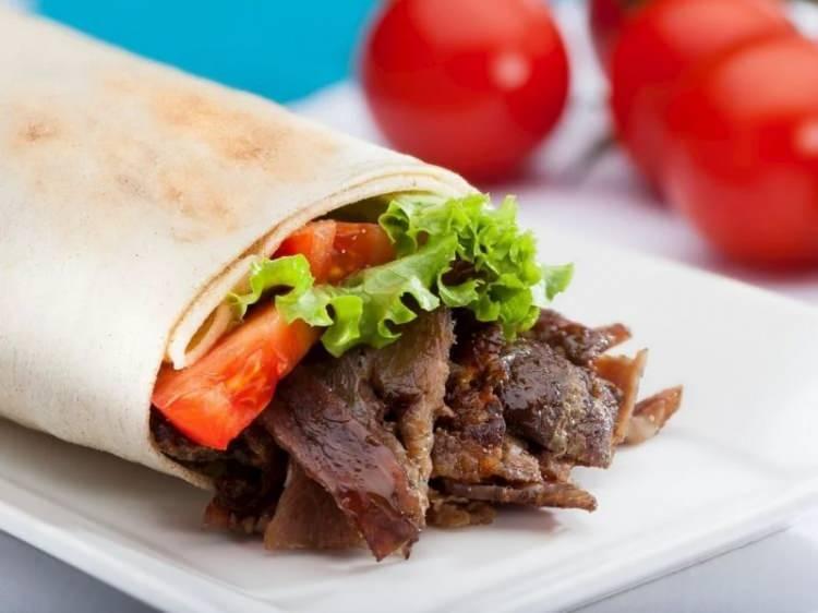 <p>Bu tarif, dışarıda yemeğe alıştığımız o <strong>enfes d&ouml;ner lezzetini evde hızlı ve kolay bir şekilde yapmamızı sağladı.</strong></p>
