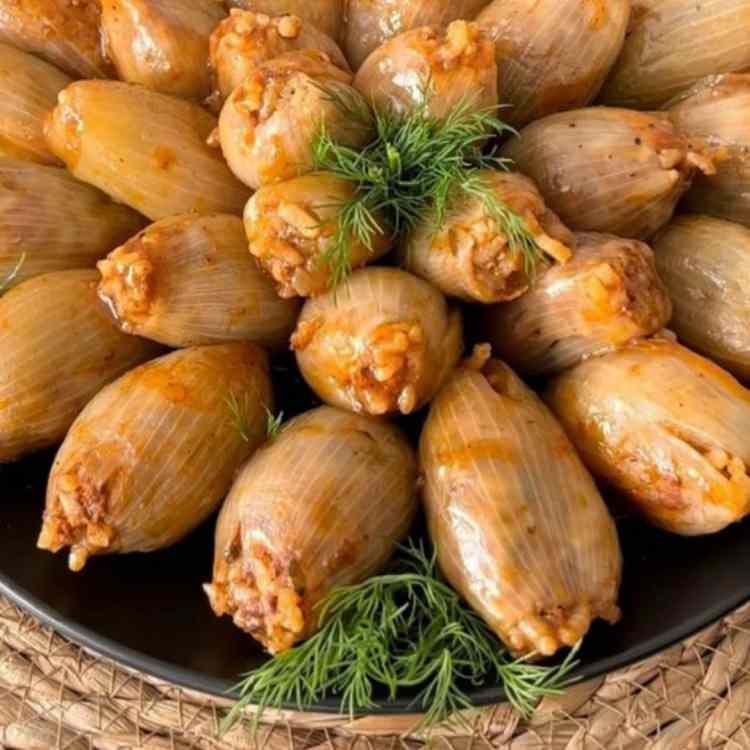 <p><a href="https://www.yasemin.com/yemek/haber/3043829-geleneksel-anadolu-lezzeti-firinda-nar-eksili-etli-sogan-dolmasi-tarifi"><span style="color:#B22222"><strong>2- SOĞAN DOLMASI</strong></span></a></p>
