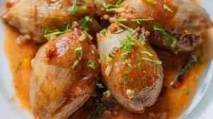 <p>Soğan dolması da <strong>2025'in en trend yemek tariflerinden ve sosyal medyada paylaşıldığında izlenme rekorları kıran </strong>o tariflerden bir tanesidir.</p>

<p>&nbsp;</p>

<p><em><a href="https://www.yasemin.com/yemek/haber/3043829-geleneksel-anadolu-lezzeti-firinda-nar-eksili-etli-sogan-dolmasi-tarifi"><span style="color:#0000CD"><strong>-Soğan dolması tarifi-</strong></span></a></em></p>
