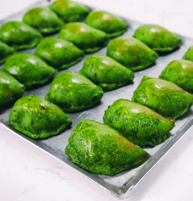 <p>Ispanaklı labneli poğa&ccedil;a,<strong> hem 2024'&uuml;n hem de 2025'in en trend yemek tarifilerinden biri!</strong></p>
