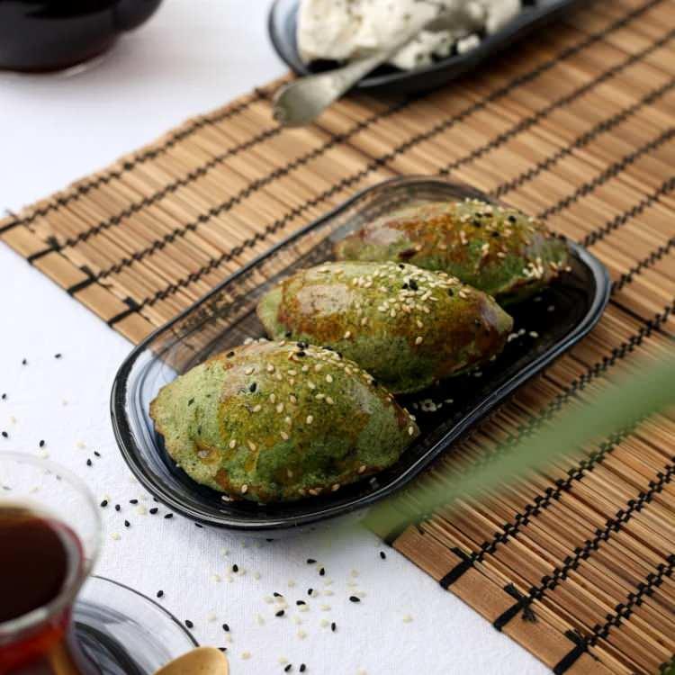 <p>Klasik labneli poğa&ccedil;a hamurunun <strong>ıspanak ile renklendirildiği</strong> versiyonu sosyal medya kullanıcıları tarafından<strong> &ccedil;ok sevildi ve binlerce kez denendi!</strong></p>

<p>&nbsp;</p>

<p><strong><em><a href="https://www.yasemin.com/yemek/haber/3046506-hem-goze-hem-damaga-hitap-eden-ispanakli-labneli-pogaca-tarifi"><span style="color:rgb(0, 0, 205)">-Ispanaklı labneli poğa&ccedil;a tarifi-</span></a></em></strong></p>
