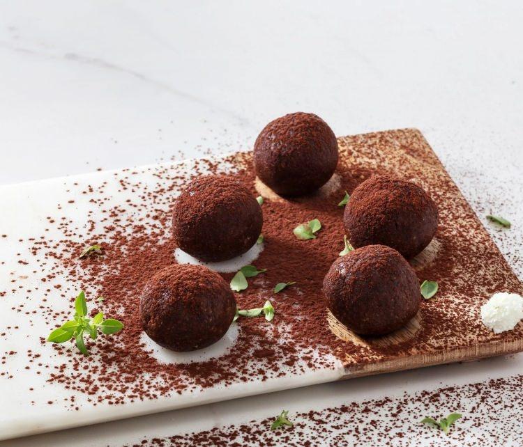 <p><a href="https://www.yasemin.com/yemek/haber/3046470-pratik-yalanci-tiramisu-tarifi-firinsiz-kolay-ve-hizli"><span style="color:#B22222"><strong>5- TİRAMİSU TOPLARI</strong></span></a></p>
