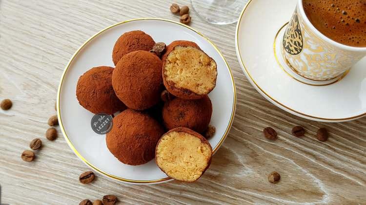 <p><strong>Pişmeyen bu tarif</strong>, <strong>2025'in en trend yemek tarifleri arasına girerken bir &ccedil;ok kişinin de favori listesine &ccedil;oktan eklendi bile!</strong></p>

<p>&nbsp;</p>

<p><em><a href="https://www.yasemin.com/yemek/haber/3046470-pratik-yalanci-tiramisu-tarifi-firinsiz-kolay-ve-hizli"><span style="color:#0000CD"><strong>-Tiramisu topları tarifi-</strong></span></a></em></p>
