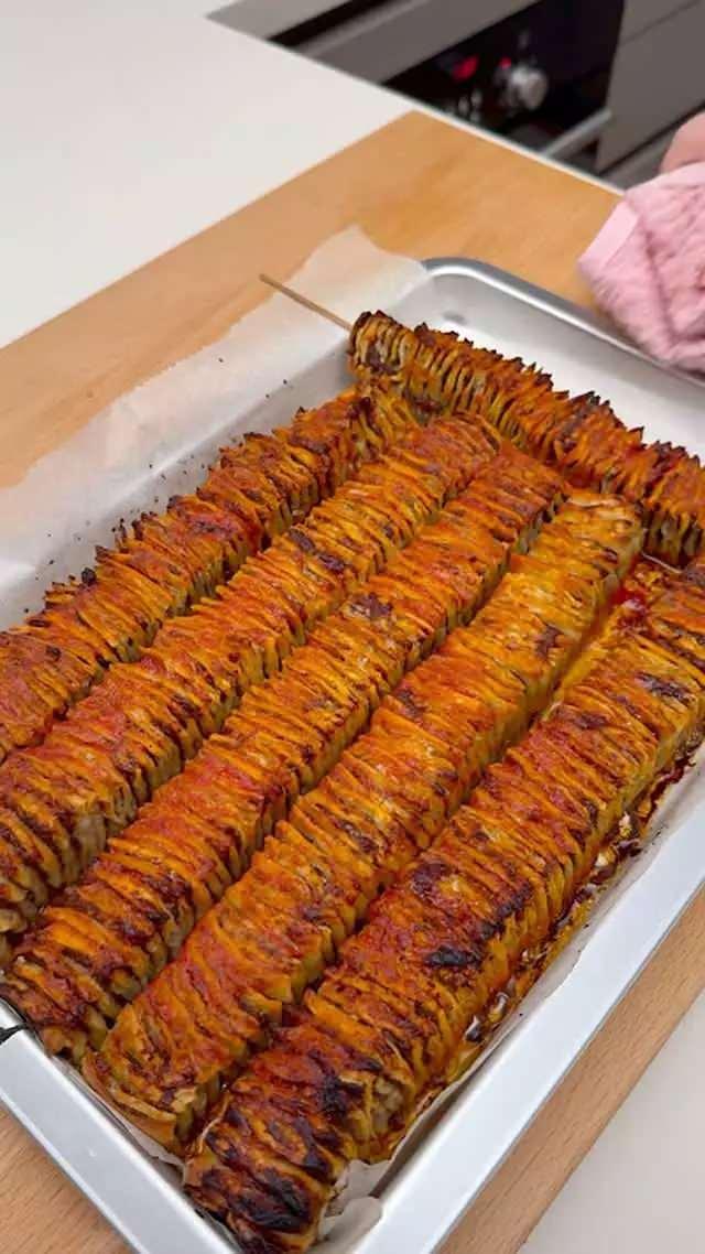 <p>Tepside lavaş kebabı, 2025 yılında <strong>en &ccedil;ok izlenen ve denenen tarifler</strong> arasında yerini aldı.</p>
