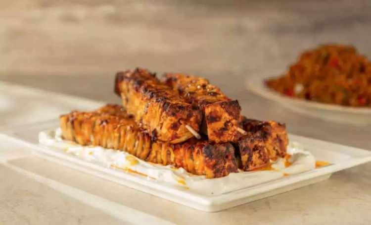 <p><a href="https://www.yasemin.com/yemek/haber/3043108-firinda-pratik-lavas-kebabi-tarifi-evde-kolayca-kebabin-tadini-cikarin"><span style="color:#B22222"><strong>6- TEPSİDE LAVAŞ KEBABI</strong></span></a></p>
