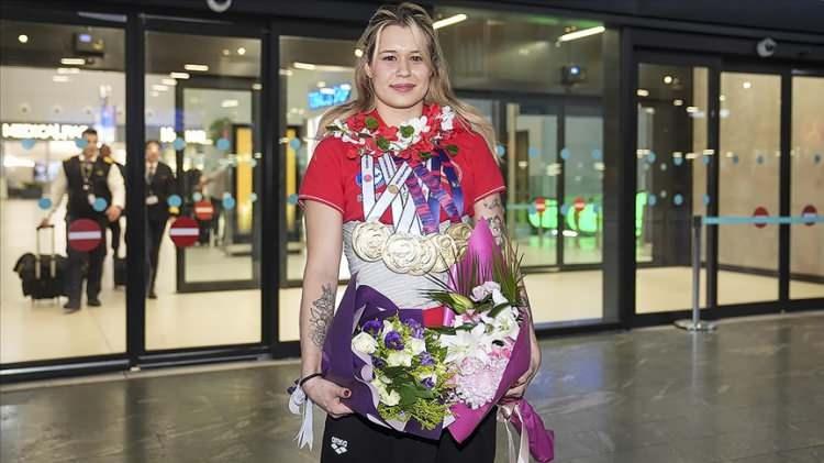 <p><strong>1 Ekim -</strong>&nbsp;Milli para y&uuml;z&uuml;c&uuml; Defne Kurt, Singapur'da d&uuml;zenlenen D&uuml;nya Şampiyonası'nda elde ettiği 5 şampiyonluk ile T&uuml;rkiye'nin daha &ouml;nce 2 olan altın madalya sayısını 7'ye y&uuml;kseltti.</p>
