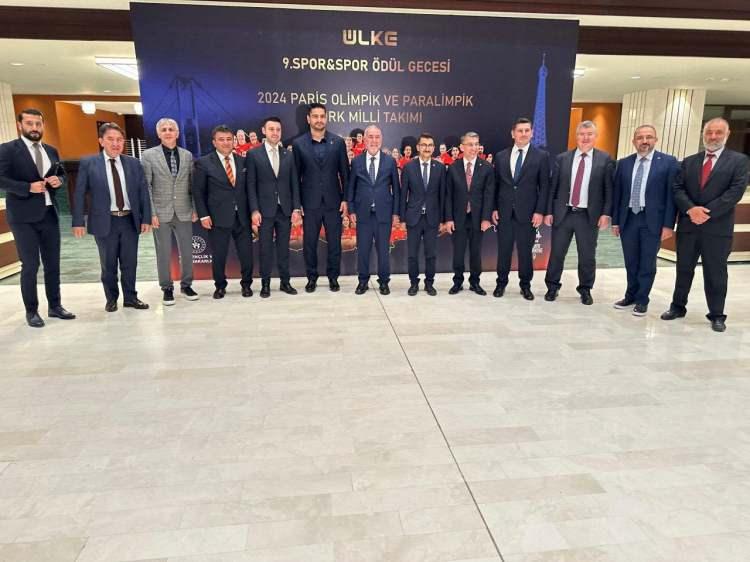 <p><strong>26 Haziran -</strong> &Uuml;lke TV'nin geleneksel olarak d&uuml;zenlediği "9. Sporun Devleri Buluşuyor" &ouml;d&uuml;l t&ouml;reni Cumhurbaşkanlığı K&uuml;lliyesi&rsquo;nde d&uuml;zenlendi. T&ouml;rende 100'&uuml;n &uuml;zerinde sporcu &ouml;d&uuml;l aldı.</p>
