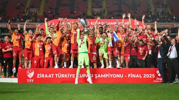 <p><strong>14 Mayıs -</strong>&nbsp;Ziraat T&uuml;rkiye Kupası finalinde Trabzonspor'u 3-0 yenen Galatasaray kupanın sahibi oldu.</p>
