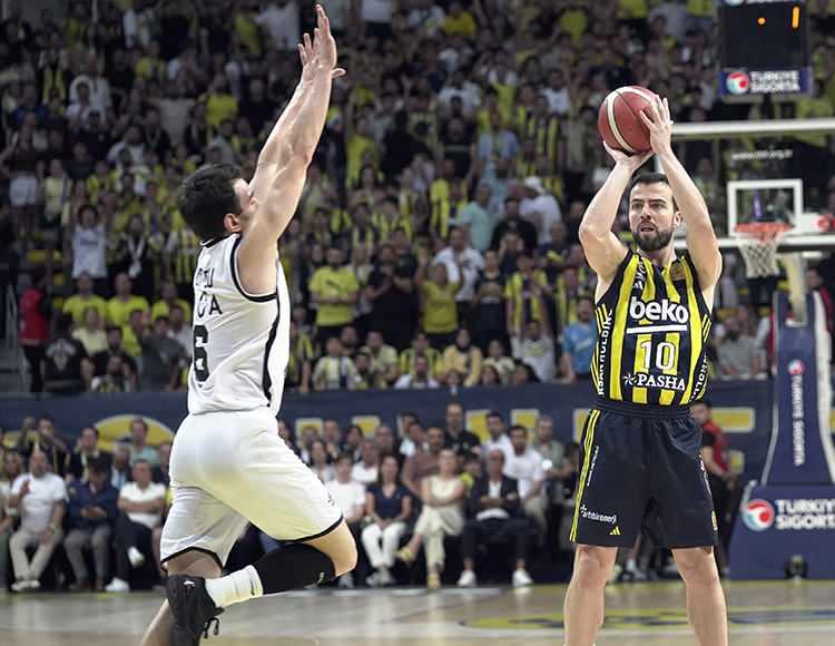 <p><strong>25 Haziran -</strong>&nbsp;Basketbol S&uuml;per Ligi play-off finali 5. ma&ccedil;ında Beşiktaş'ı 84-68 yenen Fenerbah&ccedil;e Beko, seriyi 4-1 kazanarak 2024-2025 sezonunda şampiyonluğa ulaştı.</p>
