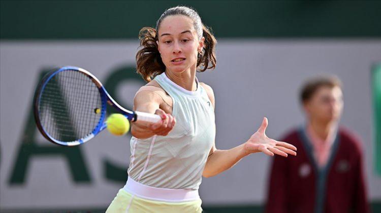<p><strong>3 Temmuz -</strong>&nbsp;Milli sporcu Zeynep S&ouml;nmez, Wimbledon Tenis Turnuvası'nda &Ccedil;inli rakibi Xinyu Wang'ı 2-0 yenerek 3. tura y&uuml;kseldi ve tarihe ge&ccedil;ti. Wimbledon Tenis Turnuvası'nda 3. tura y&uuml;kselen ilk T&uuml;rk tenis&ccedil;i &uuml;nvanını kazanan Zeynep, aynı zamanda bir grand slam turnuvasında teklerde 75 yıl sonra 3. tur g&ouml;ren ilk milli sporcu oldu.</p>
