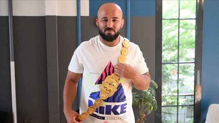 <p><strong>6 Temmuz -</strong>&nbsp;664. Tarihi Kırkpınar Yağlı G&uuml;reşleri'nde başpehlivanlığı, finalde Feyzullah Akt&uuml;rk'&uuml; yenen Orhan Okulu kazandı.</p>
