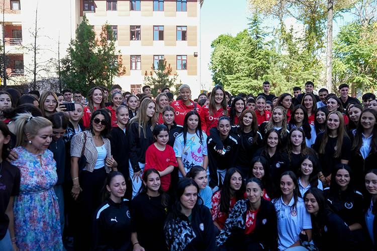 <p><strong>7 Eyl&uuml;l -</strong>&nbsp;2025 FIVB D&uuml;nya Şampiyonası'nın finalinde İtalya'ya 3-2 yenilen A Milli Kadın Voleybol Takımı, organizasyonda g&uuml;m&uuml;ş madalya kazandı.</p>
