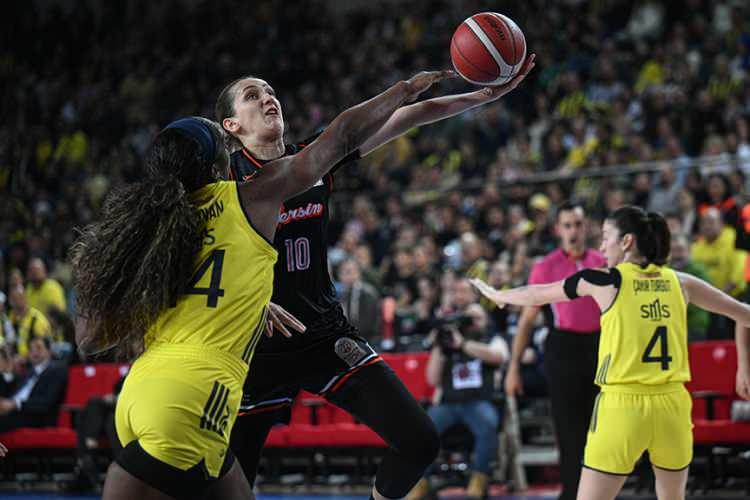 <p><strong>3 Aralık -</strong>&nbsp;30. Basketbol Kadınlar Cumhurbaşkanlığı Kupası'nı, Ankara'da oynanan ma&ccedil;ta &Ccedil;imsa &Ccedil;BK Mersin'i 104-77 yenen Fenerbah&ccedil;e Opet kazandı. Organizasyon tarihinin en başarılı takımı Fenerbah&ccedil;e, &uuml;st &uuml;ste 2'nci, toplamda 14. kez kupayı m&uuml;zesine g&ouml;t&uuml;rd&uuml;.</p>
